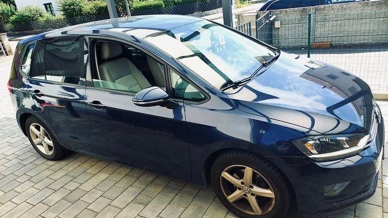 Blau Gebraucht 2015 VW Golf Sportsvan Comfortline Van / Kleinbus | 10.980 € (Guter Preis) - Bild 1/4