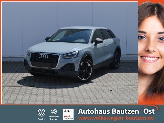 Grau (pfeilgrau perleffekt) Gebraucht 2022 Audi Q2 S-Line SUV | 31.640 € (Fairer Preis) - Bild 1/4