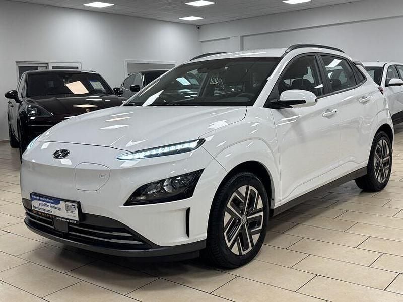 Gebraucht Hyundai Kona Select 100 kW (136 PS) 2023 Weiß SUV