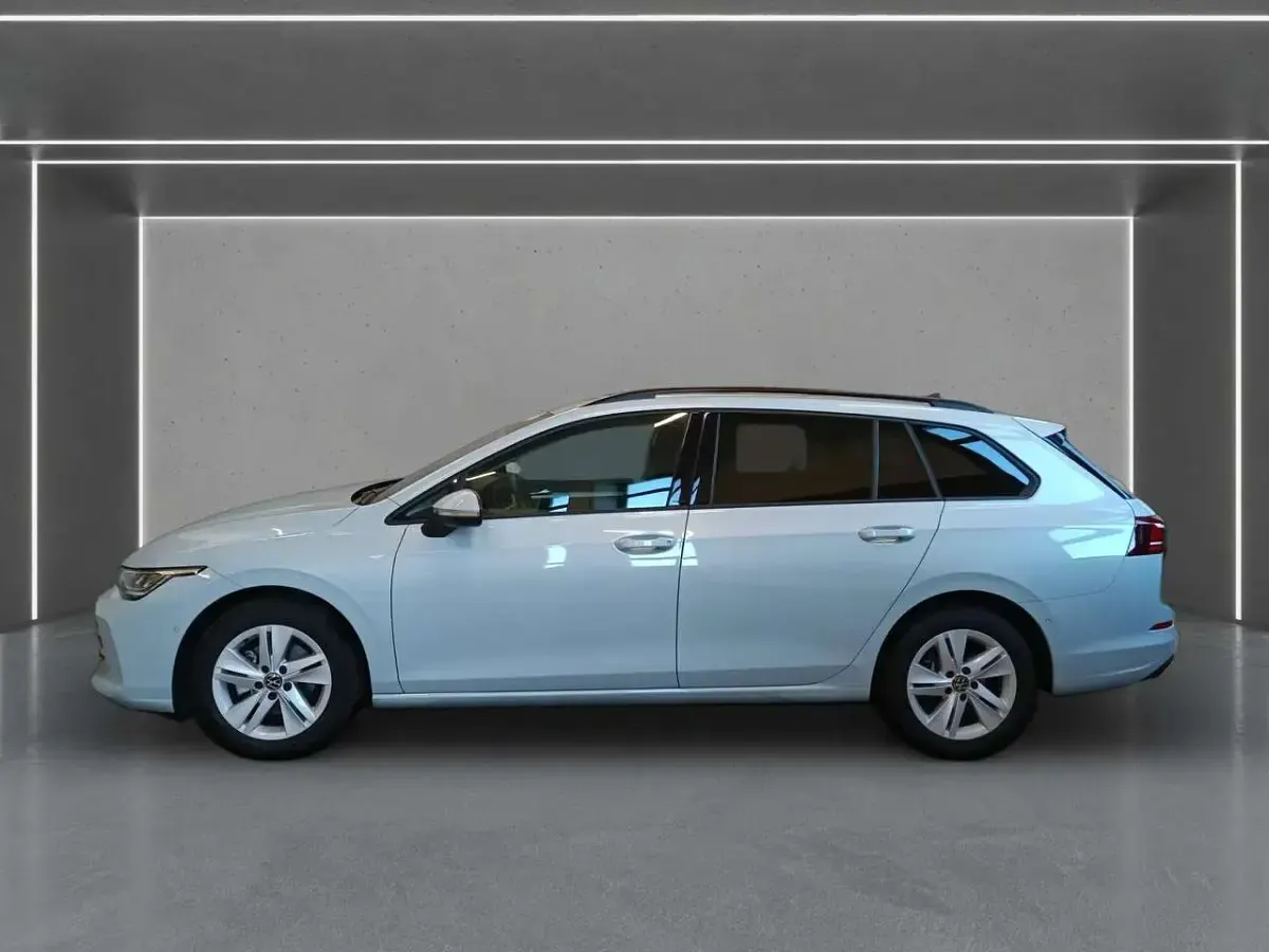 Gebraucht VW Golf VIII Life 150 PS (110 kW) 2025 Blau Kombi