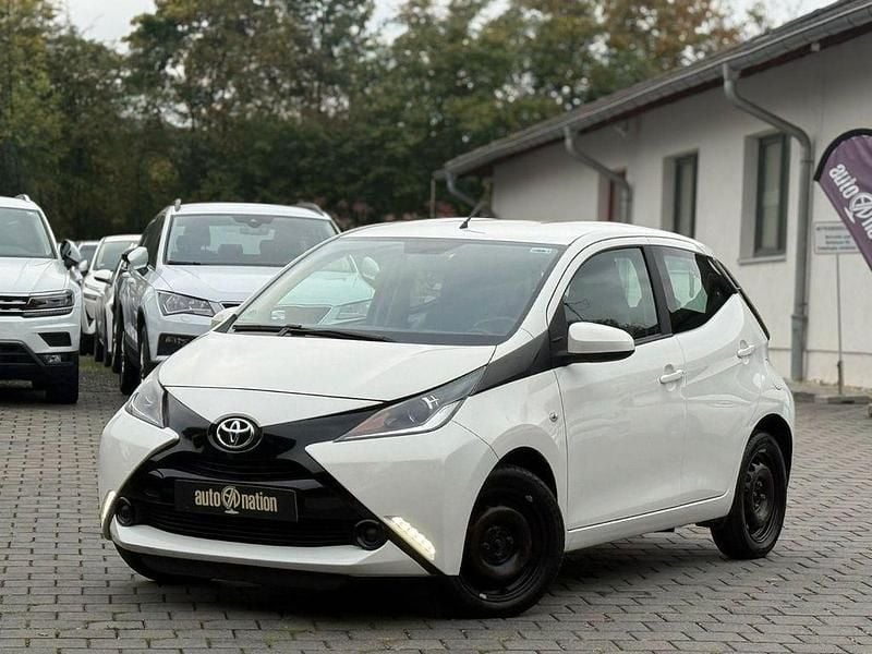 Weiß Gebraucht 2016 Toyota Aygo X-play Kleinwagen | 4.950 € (Guter Preis) - Bild 1/4