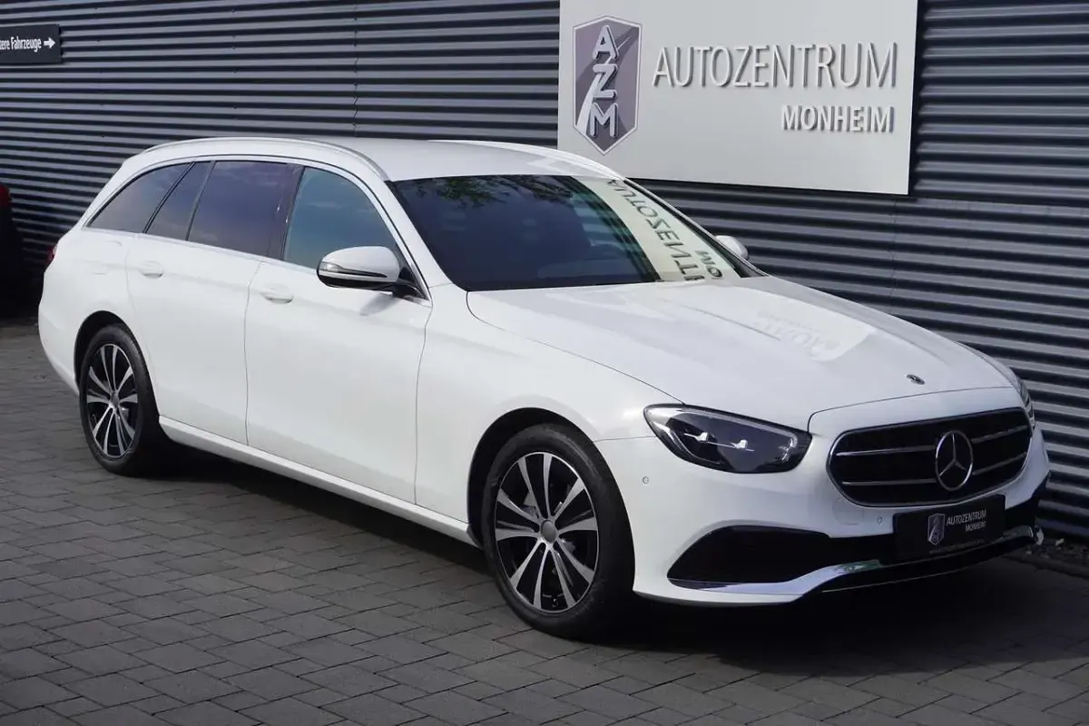 Gebraucht Mercedes E300 306 PS (225 kW) 2022 Polarweiss Kombi