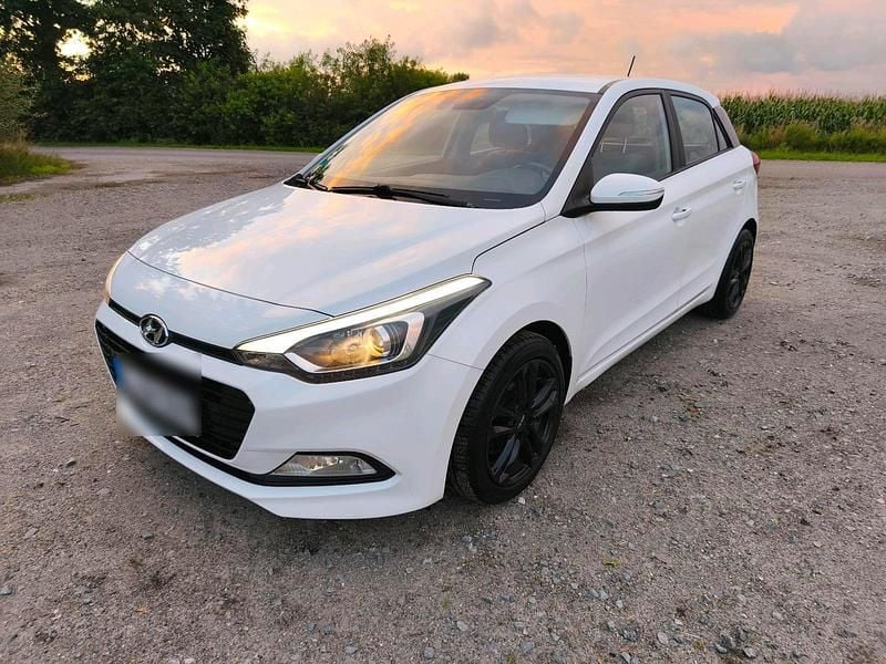 Weiß Gebraucht 2016 Hyundai i20 Active Limousine | 8.000 € (Fairer Preis) - Bild 1/4