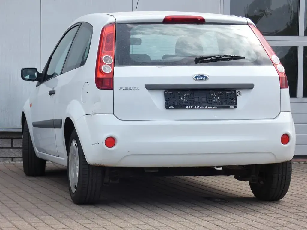 Gebraucht Ford Fiesta Ambiente 60 PS (44 kW) 2007 Weiß Kleinwagen