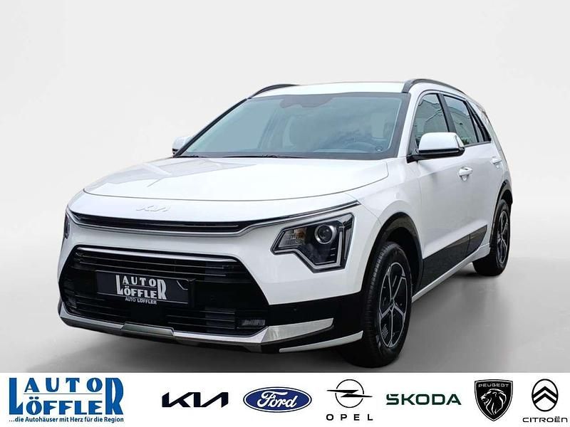 Snow white pearl (weiß) Neu 2025 Kia Niro Vision SUV | 31.907 € (Fairer Preis) - Bild 1/4