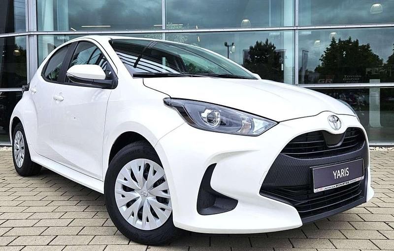 Schneeweiß Gebraucht 2025 Toyota Yaris Hybrid Business Edition Kleinwagen | 21.980 € (Superpreis) - Bild 1/4