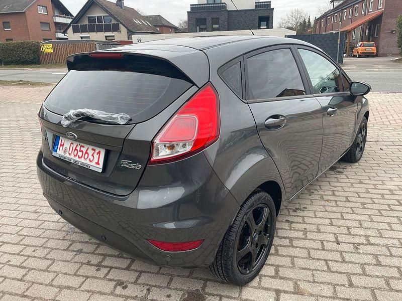 Gebraucht Ford Fiesta Celebration 101 PS (74 kW) 2016 Grau Limousine