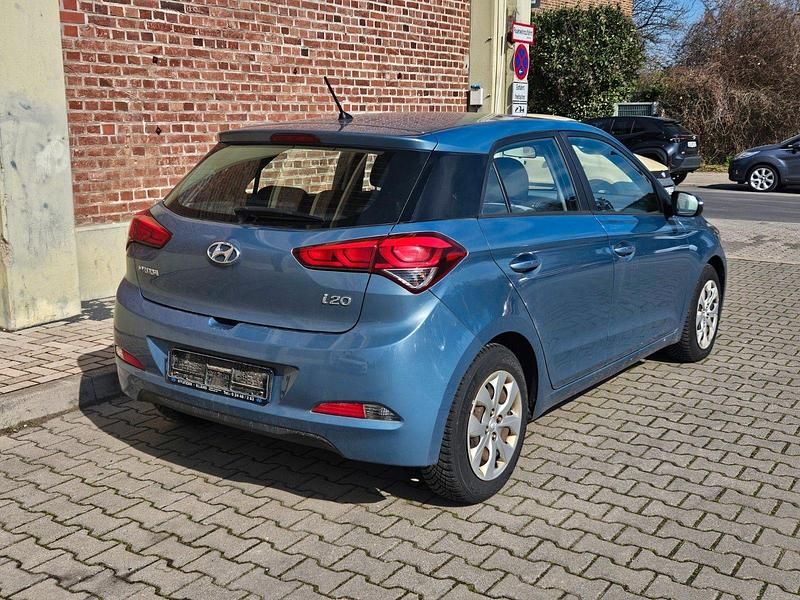 Gebraucht Hyundai i20 Style 75 PS (55 kW) 2015 Blau Kleinwagen