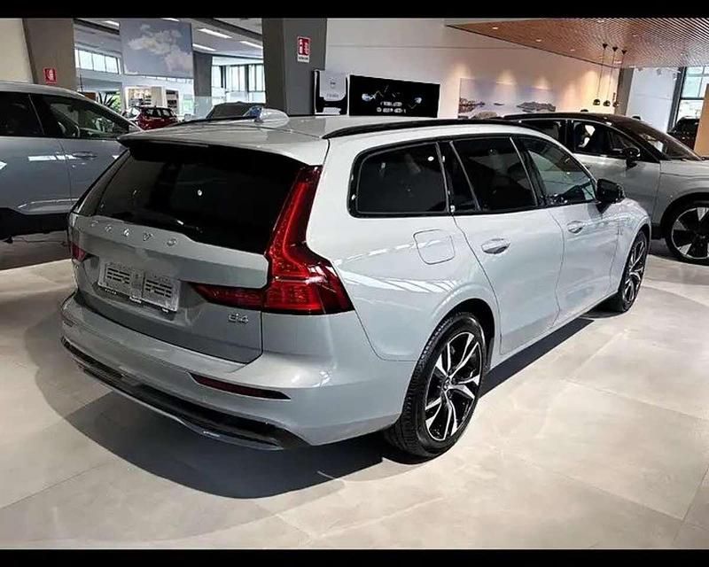 Neu Volvo V60 Plus 197 PS (144 kW) 2025 Vapour grey Kombi