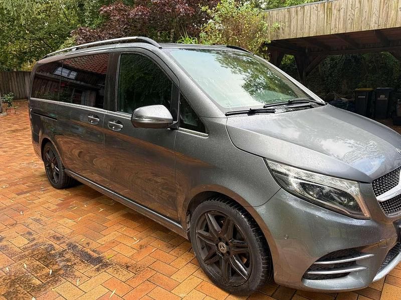 Grau Gebraucht 2019 Mercedes V300 Avantgarde Edition Van / Kleinbus | 41.900 € (Guter Preis) - Bild 1/4