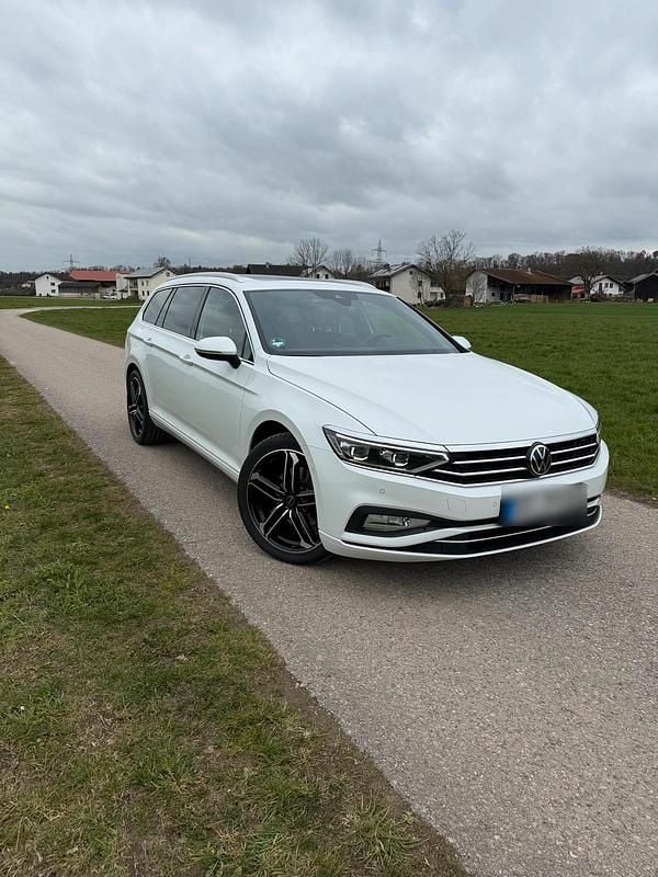 Gebraucht VW Passat 150 PS (110 kW) 2022 Weiß Kombi