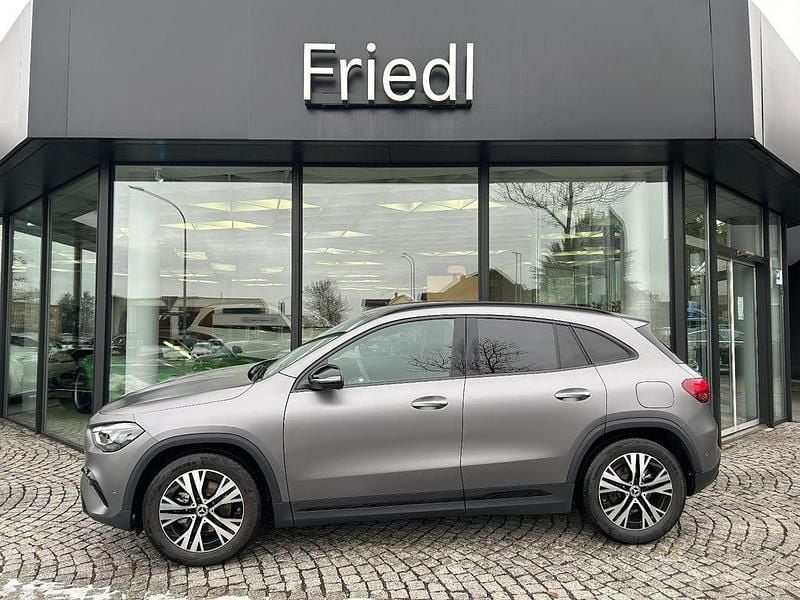 Grau Gebraucht 2025 Mercedes GLA200 Night SUV | 39.450 € (Fairer Preis) - Bild 1/4