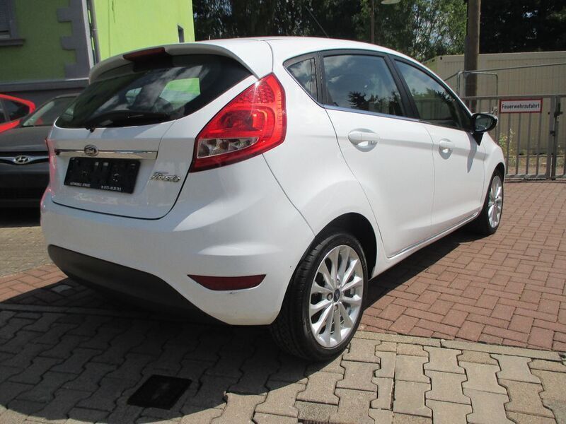 Gebraucht Ford Fiesta Titanium 95 PS (69 kW) 2012 Weiß Kleinwagen