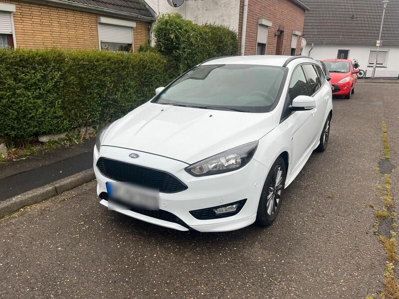 Weiß Gebraucht 2017 Ford Focus ST-Line Kombi | 9.800 € (Guter Preis) - Bild 1/4