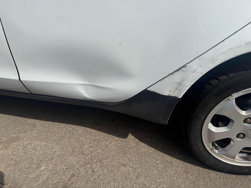 Gebraucht Mitsubishi Colt 95 PS (69 kW) 2011 Weiß Kleinwagen