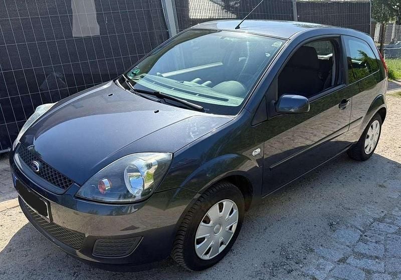 Grau Gebraucht 2008 Ford Fiesta Style Limousine | 2.100 € (Fairer Preis) - Bild 1/4