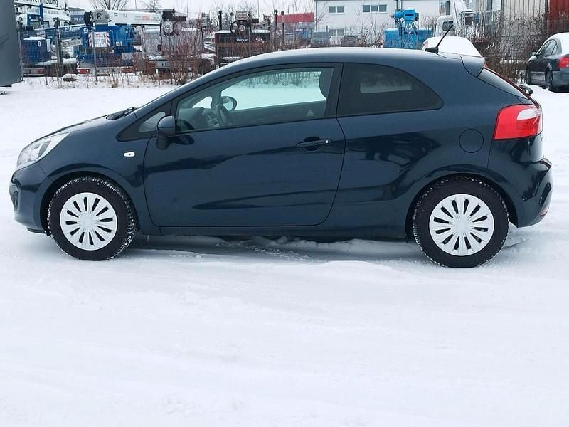 Gebraucht Kia Rio 109 PS (80 kW) 2014 Blau Limousine