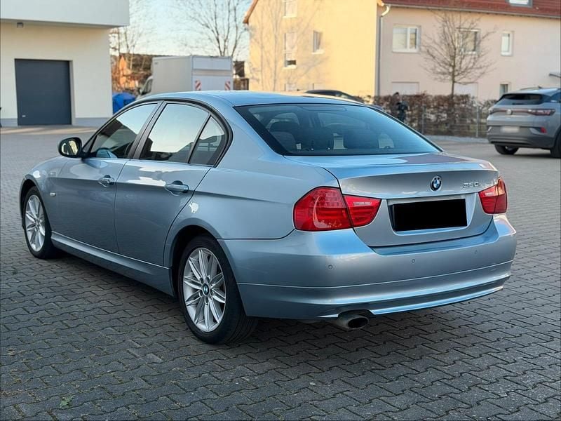Gebraucht BMW 320 170 PS (125 kW) 2009 Blau Limousine