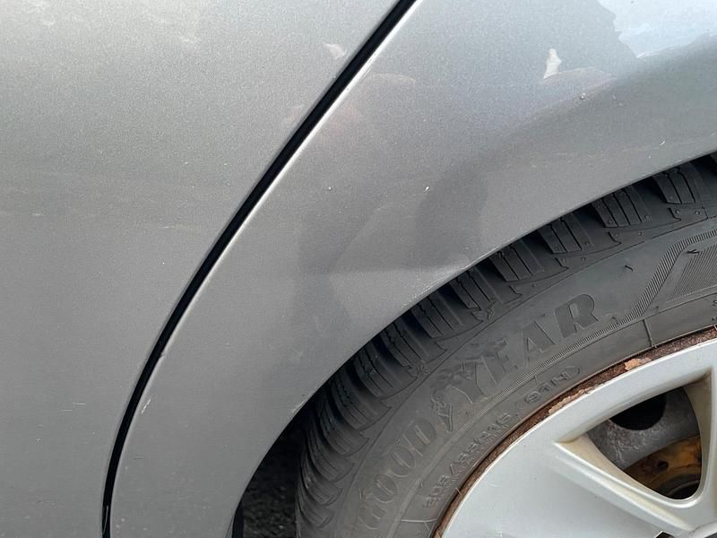 Gebraucht BMW 318 140 PS (102 kW) 2011 Grau Limousine