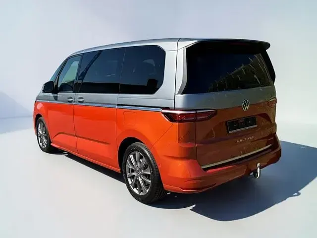 Usata VW Multivan Style 218 CV (160 kW) 2021 Arancione Monovolume