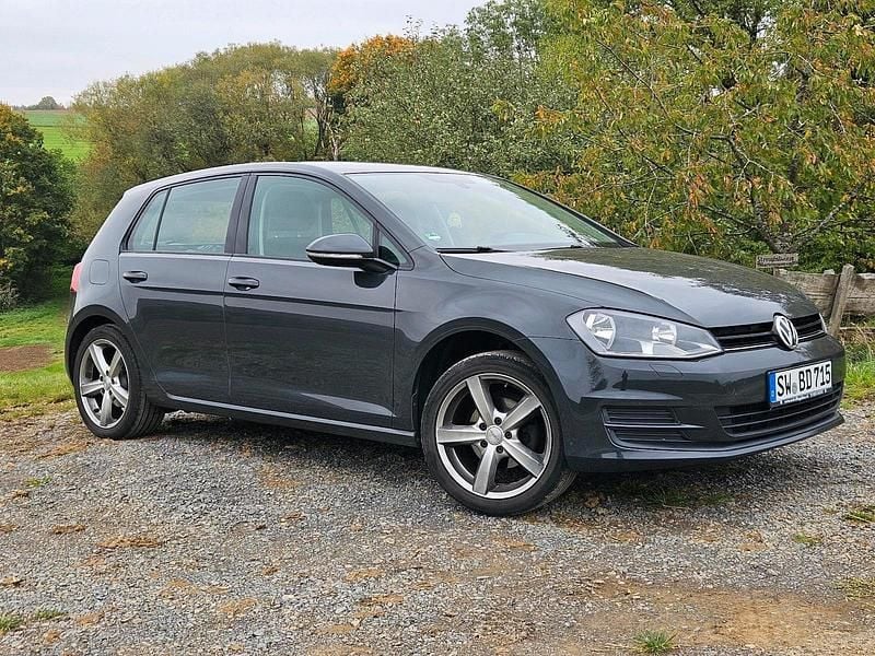 Grau Gebraucht 2016 VW Golf VII Kleinwagen | 6.699 € (Guter Preis) - Bild 1/4