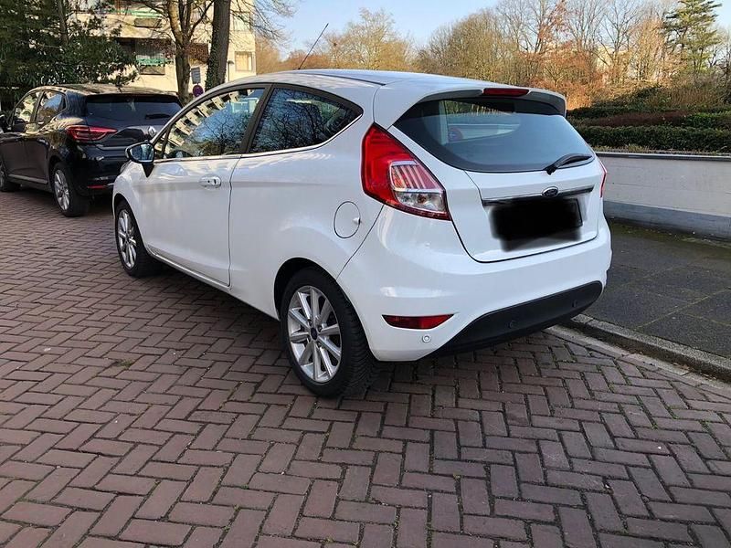 Gebraucht Ford Fiesta Celebration 101 PS (74 kW) 2016 Weiß Kleinwagen