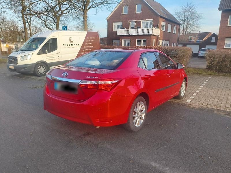 Gebraucht Toyota Corolla Executive 90 PS (66 kW) 2015 Rot Limousine