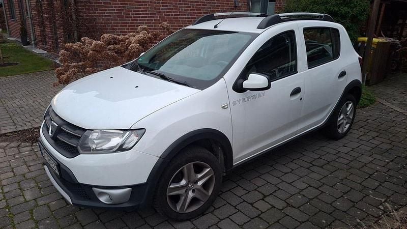 Weiß Gebraucht 2016 Dacia Sandero Stepway SUV | 4.390 € (Guter Preis) - Bild 1/4