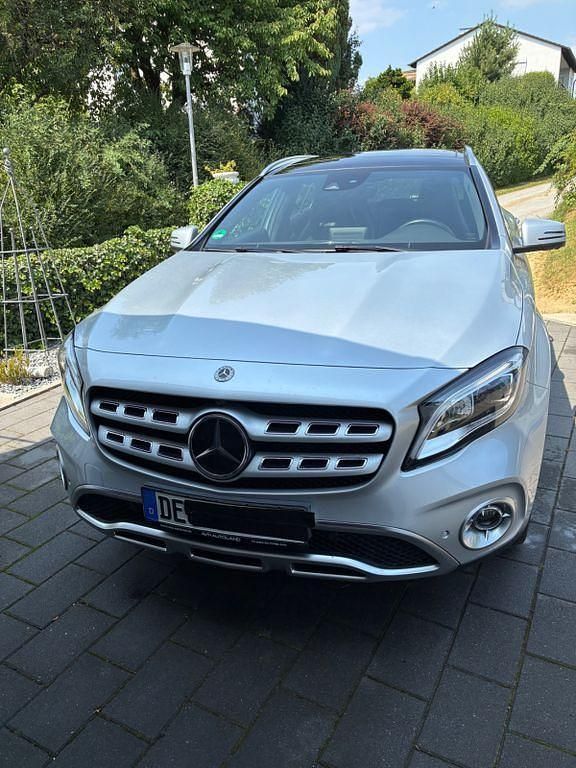Silber Gebraucht 2018 Mercedes GLA180 Urban SUV | 19.550 € (Fairer Preis) - Bild 1/4