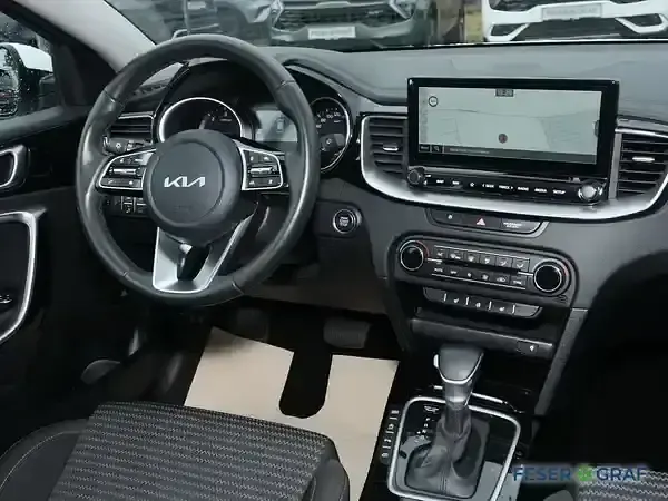 Gebraucht Kia Ceed 136 PS (100 kW) 2024 Cararraweiss Kleinwagen