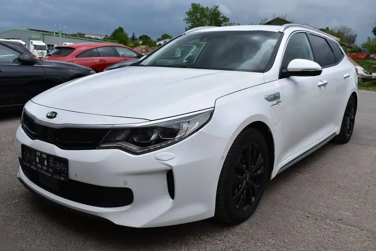 Gebraucht Kia Optima Spirit 156 PS (114 kW) 2018 Snow white Kombi