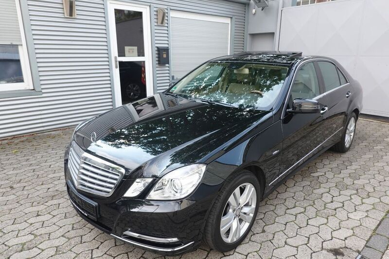 Schwarz Gebraucht 2010 Mercedes E350 Elegance Limousine | 13.499 € (Etwas zu teuer) - Bild 1/4