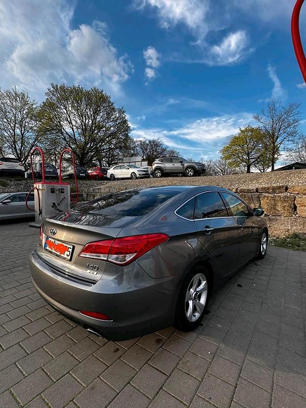 Grau Gebraucht 2015 Hyundai i40 Limousine | 12.300 € - Bild 1/4