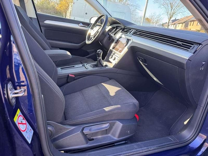 Gebraucht VW Passat Comfortline 150 PS (110 kW) 2017 Atlantic blue metallic Limousine
