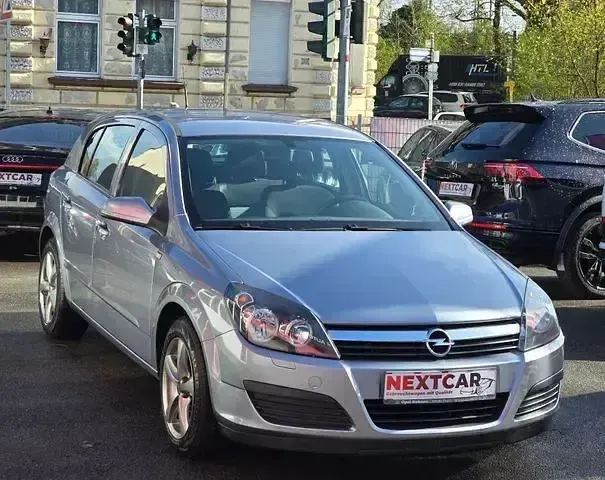 Gebraucht Opel Astra Edition+ 125 PS (91 kW) 2006 Lichtsilber m2 Limousine
