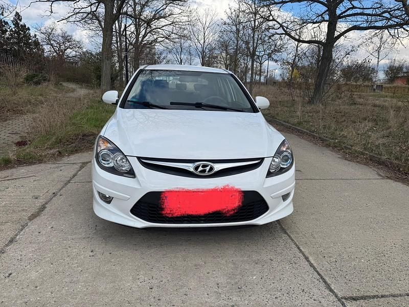 Gebraucht Hyundai i30 109 PS (80 kW) 2011 Weiß Kleinwagen