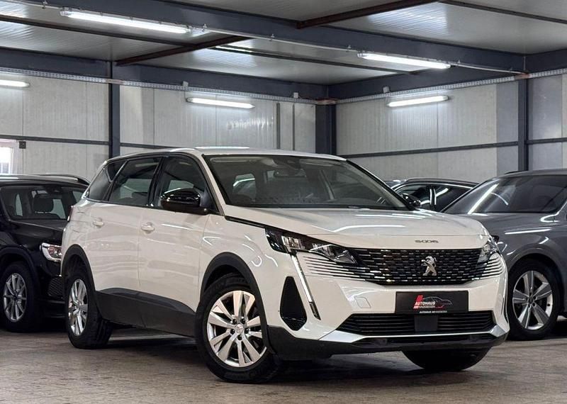 Grau Gebraucht 2021 Peugeot 5008 Active Van / Kleinbus | 19.890 € (Fairer Preis) - Bild 1/4