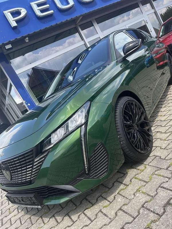 Olivgrün metallic Gebraucht 2024 Peugeot 308 Allure Kleinwagen | 22.490 € (Guter Preis) - Bild 1/4