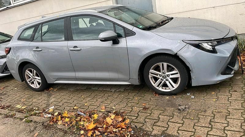 Grau Gebraucht 2020 Toyota Corolla Hybrid Kombi | 12.800 € - Bild 1/4