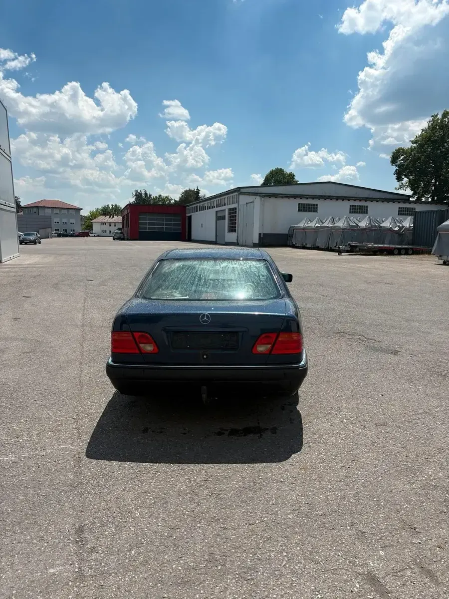Gebraucht Mercedes E240 170 PS (125 kW) 1998 Blau Limousine