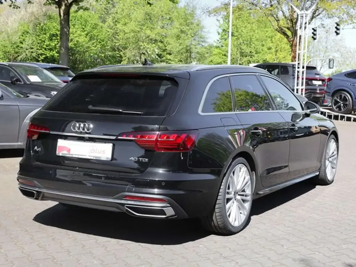 Second-hand Audi A4 Advanced 204 CP (150 kW) 2022 Negru Break