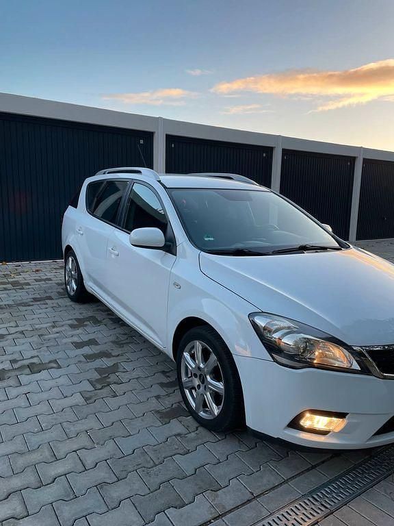 Weiß Gebraucht 2011 Kia Ceed Sportswagon Edition 7 Kombi | 4.199 € (Fairer Preis) - Bild 1/4