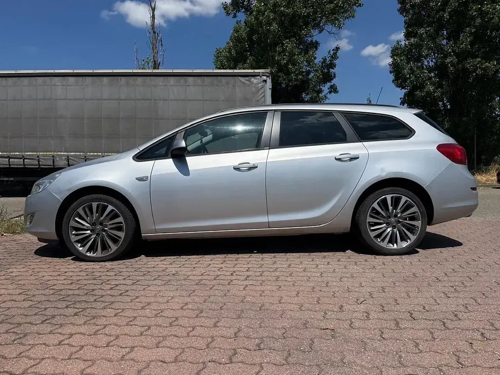 Gebraucht Opel Astra Design Edition 120 PS (88 kW) 2011 Silber Kombi