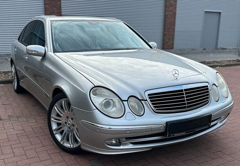 Usata Mercedes E500 306 CV (225 kW) 2005 Argento Berlina