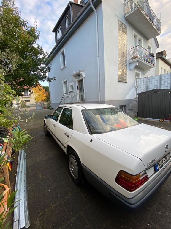 Gebraucht Mercedes E230 132 PS (97 kW) 1988 Weiß Limousine