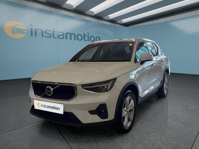 Weiß Gebraucht 2024 Volvo XC40 Core SUV | 34.249 € (Guter Preis) - Bild 1/4