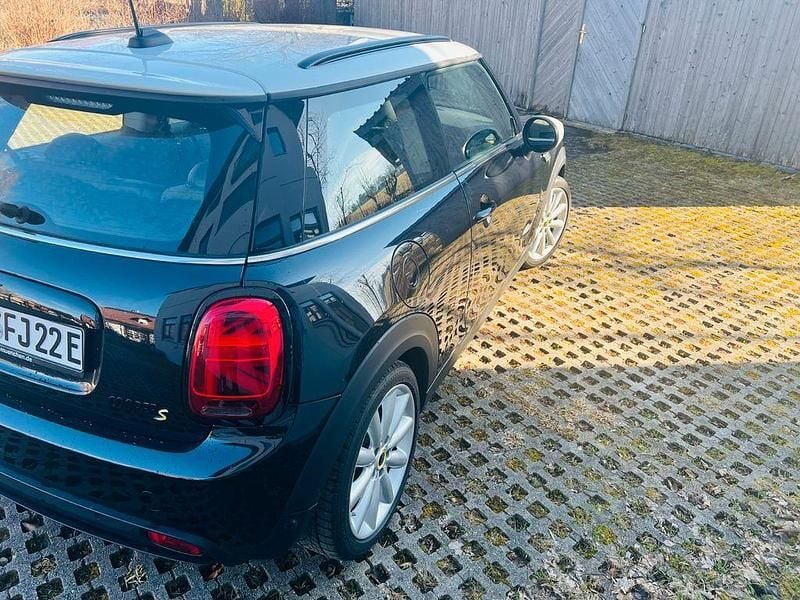 Gebraucht Mini Cooper SE Classic 135 kW (184 PS) 2023 Schwarz Kleinwagen