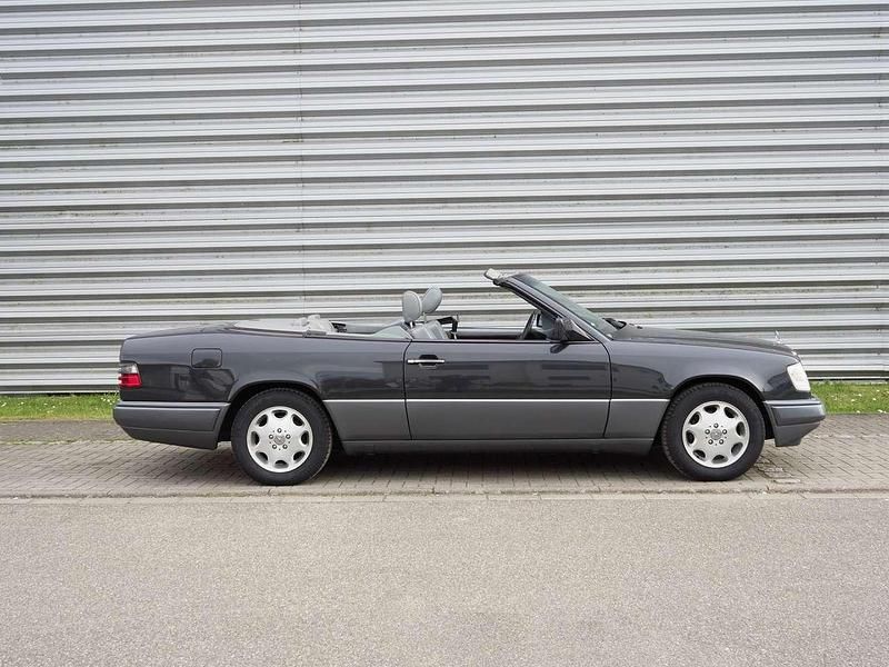 Schwarz Gebraucht 1995 Mercedes E220 Cabrio | 37.500 € - Bild 1/4