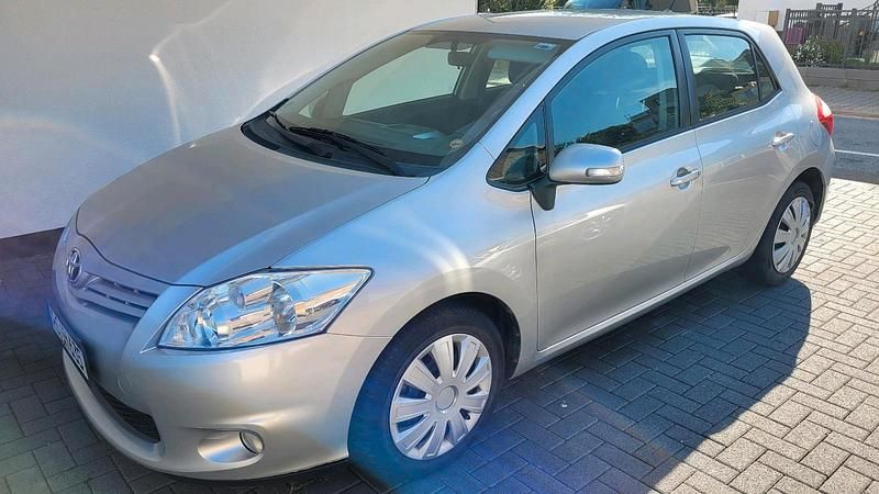 Silber Gebraucht 2012 Toyota Auris Limousine | 7.400 € (Fairer Preis) - Bild 1/4