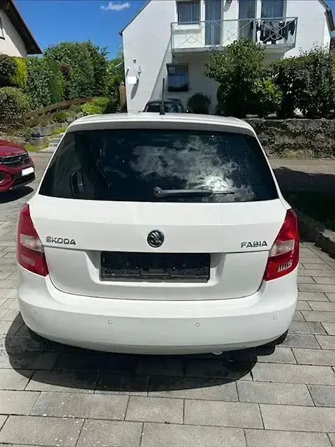 Gebraucht Skoda Fabia 69 PS (50 kW) 2014 Weiß Limousine